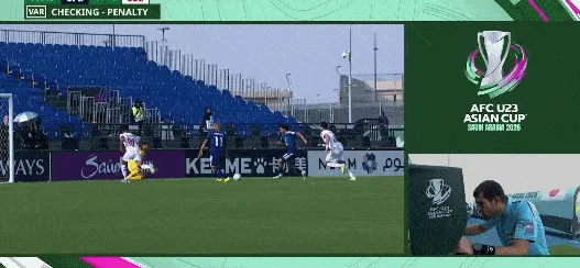 皇冠体育注册-古谷柊介禁区内对抗倒地，裁判观看VAR后判定没有点球